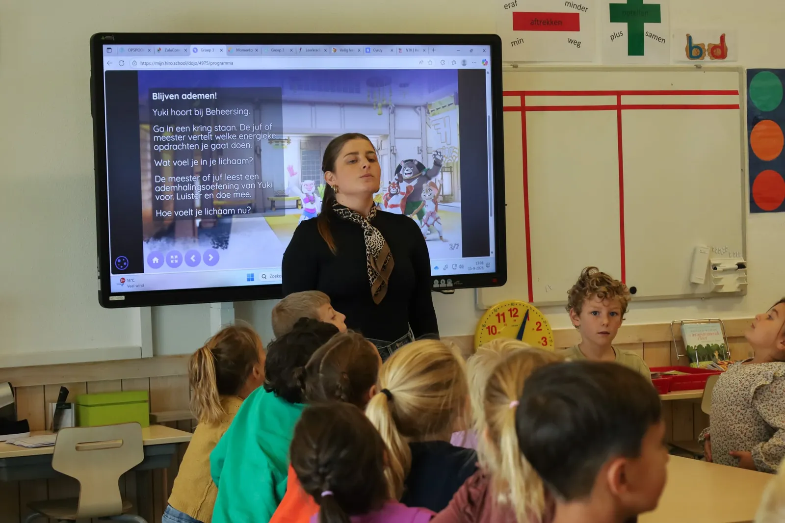 Klas volgt een HiRO les op het digibord