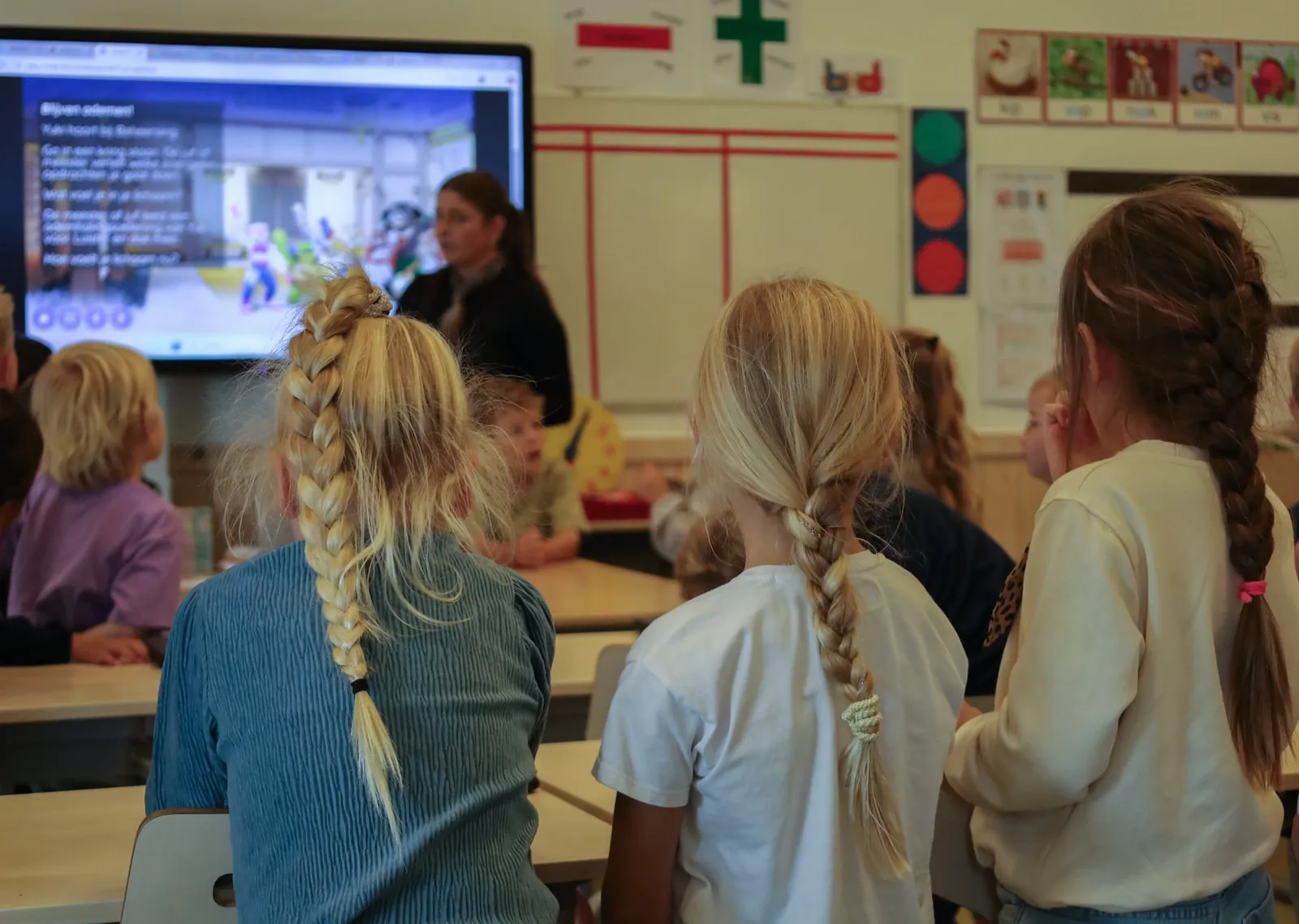 Groepje meiden werkt vrolijk samen tijdens een HiRO les