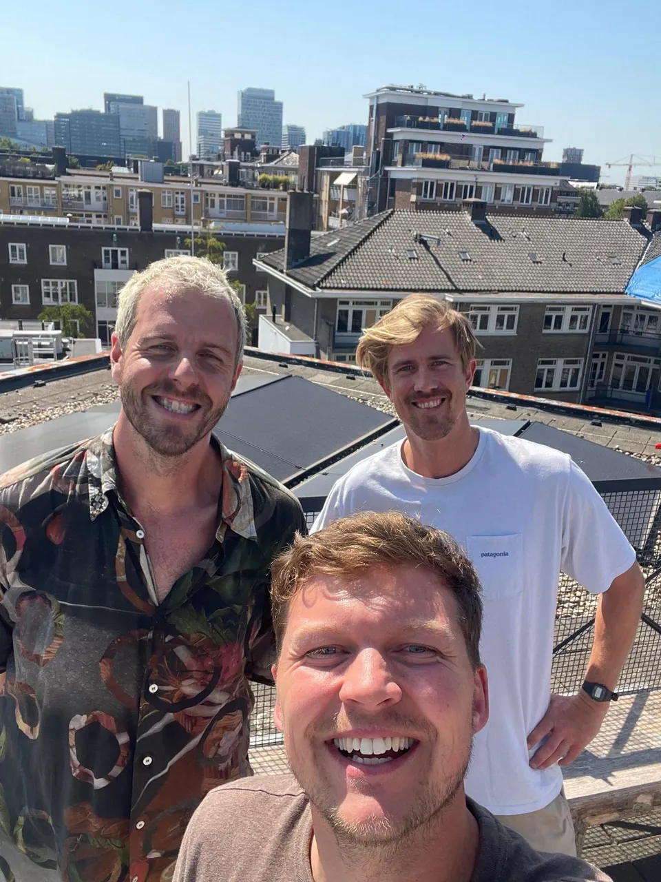 Bart van HiRO met directeur Maarten van de Eerste Openluchtschool op het dak van de school