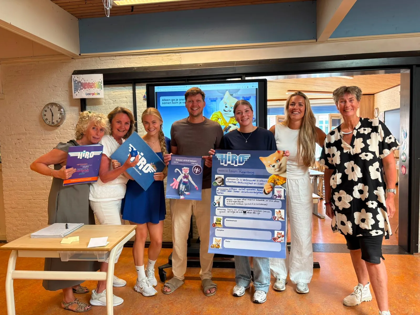 Het team van De Regenboog met Bart en Anne van HiRO en de waardenposter van hun team
