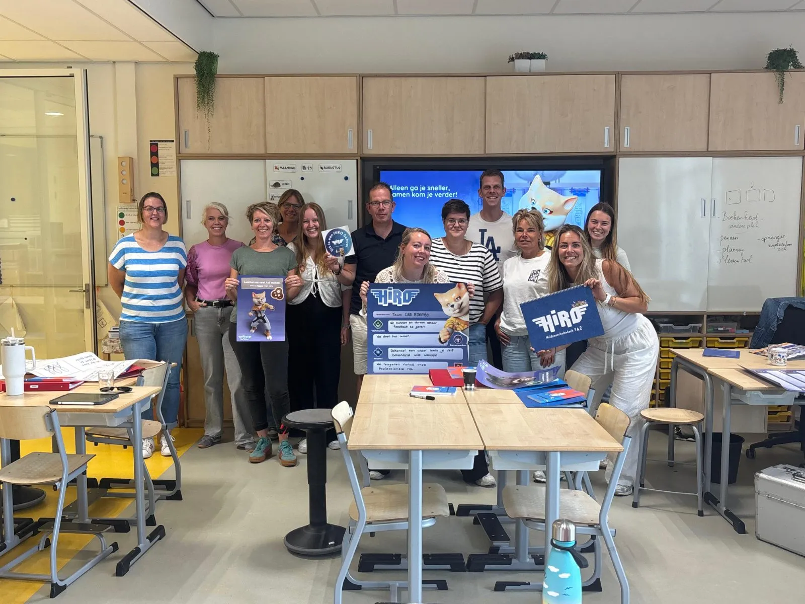 Het team van CBS de Roemte met HiRO posters en het heldenverhalenboek