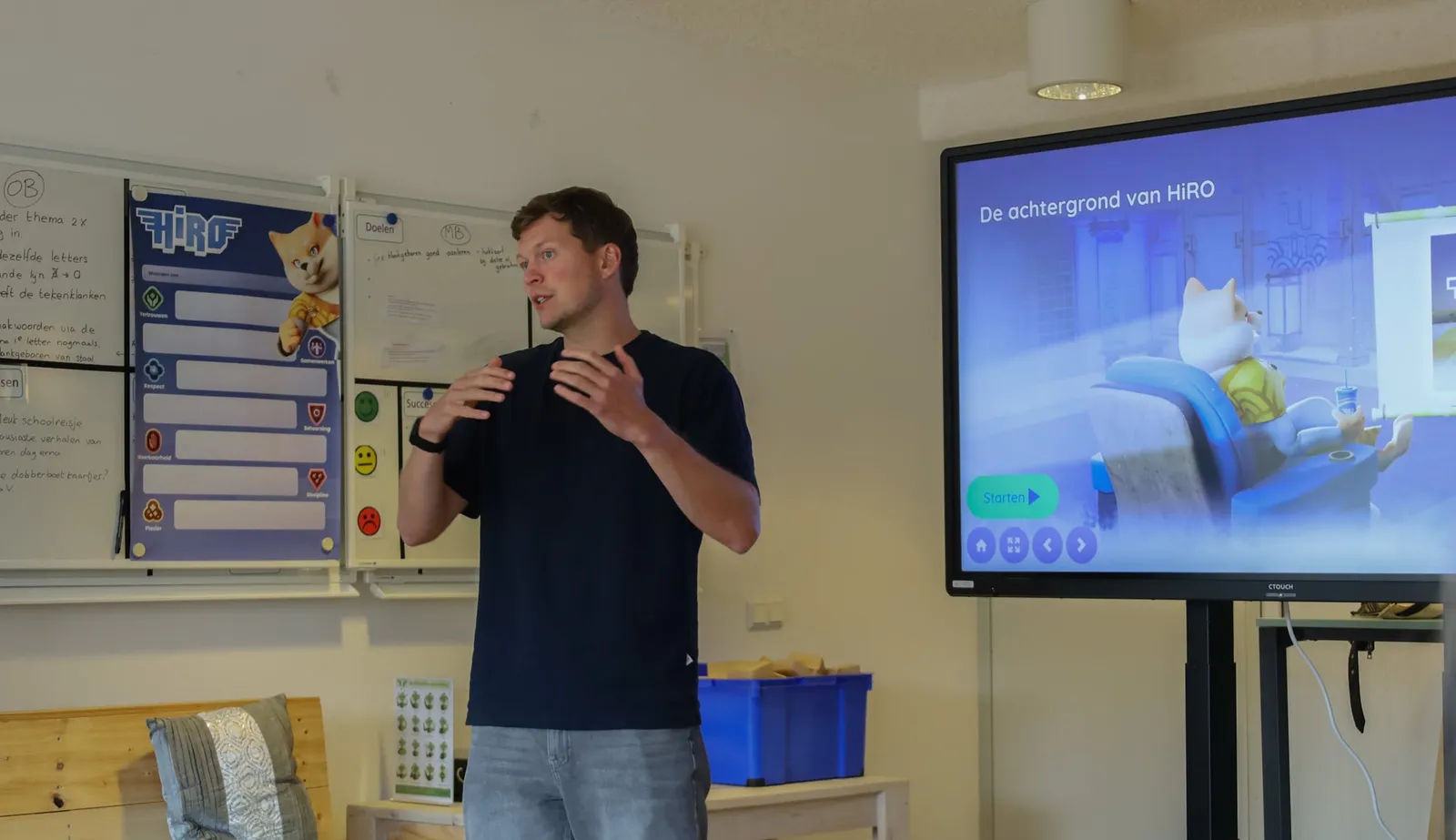 Trainer van HiRO geeft uitleg aan een schoolteam tijdens een training