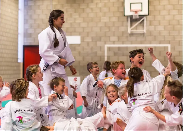 Juichende kinderen in judopakken voor de HiRO waarden