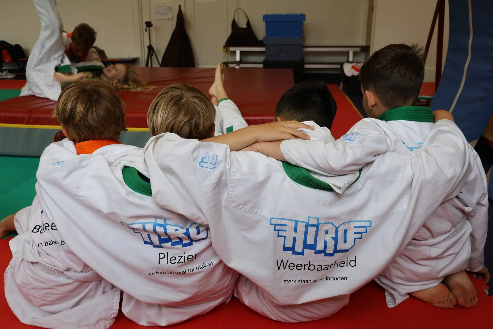 Kind in judopak met de HiRO waarden op de rug