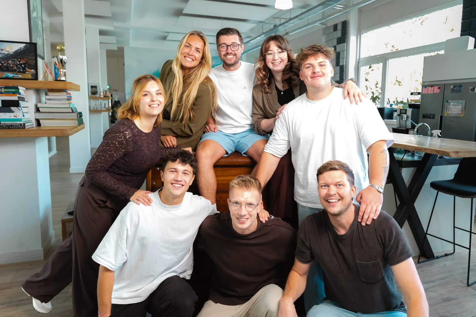 Het team van HiRO lacht samen op kantoor in Haarlem