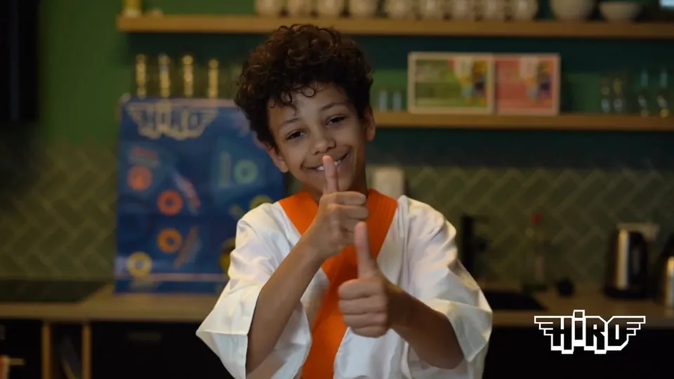Kinderen in judopak op de mat tijdens een les Schooljudo