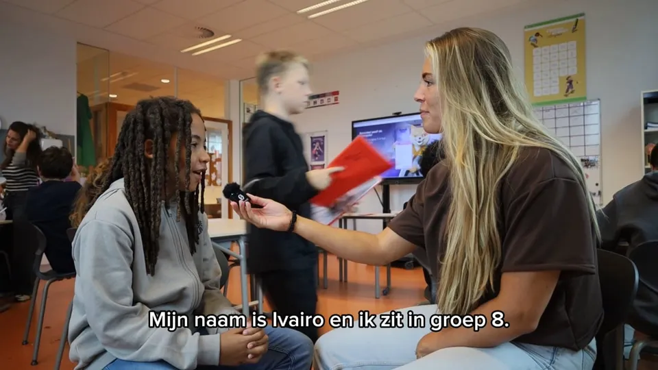 Leerkracht en kinderen van de Hildebrandschool tijdens een HiRO les