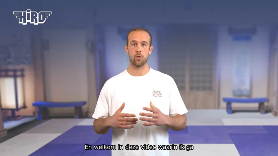Een HiRO trainer legt in de dojo uit hoe de lesmethode werkt